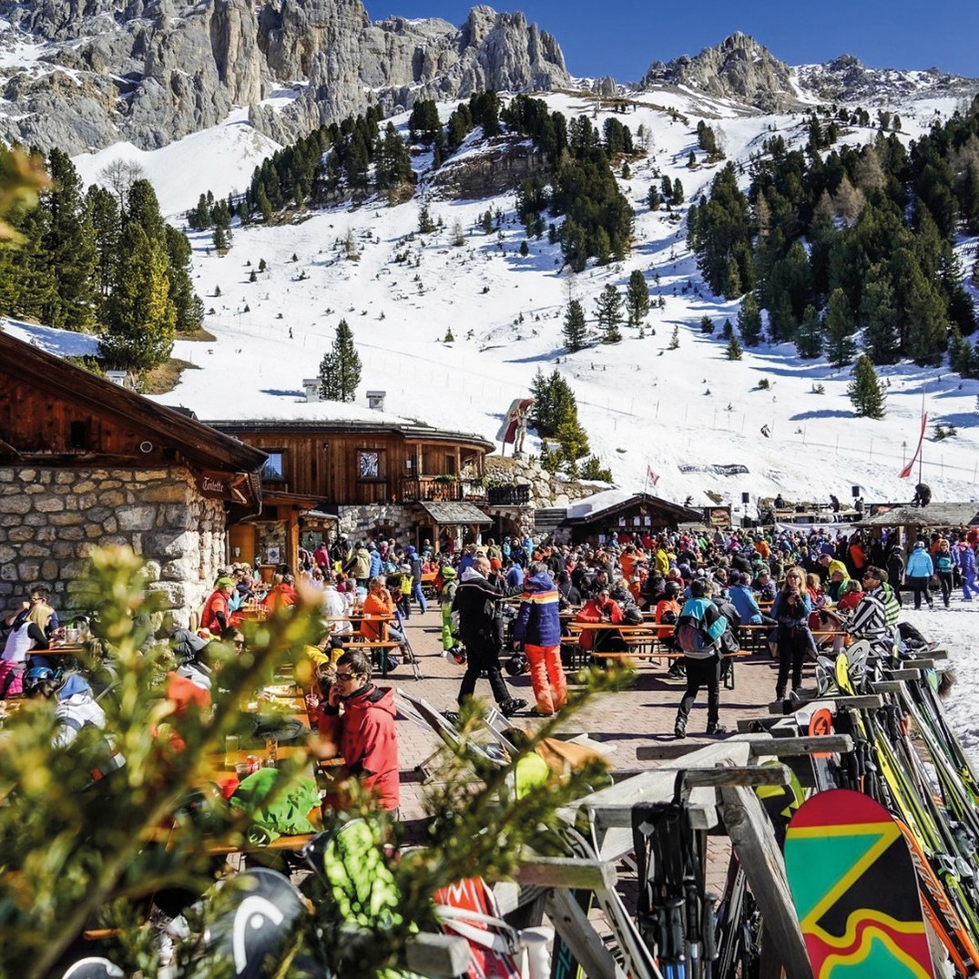 edizioni_filo 𝗙𝗶𝗲𝗺𝗺𝗲 𝗪𝗲𝗹𝗰𝗼𝗺𝗲 𝗠𝗮𝗴𝗮𝘇𝗶𝗻𝗲 - 𝘐𝘯𝘷𝘦𝘳𝘯𝘰 𝟸𝟶𝟸𝟻
.
.
A 2.050 metri di altitudine, immersa nel magnifico scenario del Monte Latemar e di Obereggen, la Baita Mayrl Alm è un vero angolo di paradiso per sciatori, escursionisti e amanti della montagna
@mayrlalm 
.
.
.
#fwm #fiemmewelcomemagazine #valdifiemme
#fiemme #inverno2025 #natale2025 #vacanza #green
#emozioni #colori #avventura #gourmet #eventi
#cultura #sci #neve #mercatini #mercatinidinatale
#natale #food #holiday #christmas #trentino #altoadige
#greenlife #divertimento #cibo #relax #beauty
#shopping