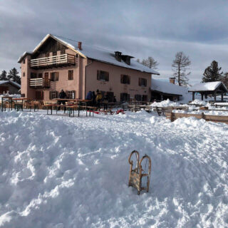 edizioni_filo 𝗙𝗶𝗲𝗺𝗺𝗲 𝗪𝗲𝗹𝗰𝗼𝗺𝗲 𝗠𝗮𝗴𝗮𝘇𝗶𝗻𝗲 - 𝘐𝘯𝘷𝘦𝘳𝘯𝘰
𝟸𝟶𝟸𝟻
.
.
Ad un’altitudine di 1.954 m, Gurndin Alm – il rifugio incantato nel cuore dell’Alto Adige e raggiungibile in circa 20 minuti di cammino dal Passo Oclini – apre le sue porte dal 5 dicembre fino al periodo pasquale incluso, tutti i giorni a pranzo e a cena (su prenotazione!)
@malgagurndinalm 
.
.
.
#fwm #fiemmewelcomemagazine #valdifiemme
#fiemme #inverno2025 #natale2025 #vacanza #green
#emozioni #colori #avventura #gourmet #eventi
#cultura #sci #neve #mercatini #mercatinidinatale
#natale #food #holiday #christmas #trentino #altoadige
#greenlife #divertimento #cibo #relax #beauty
#shopping