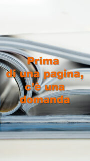 𝗣𝗿𝗶𝗺𝗮 𝗱𝗶 𝘂𝗻𝗮 𝗽𝗮𝗴𝗶𝗻𝗮, 𝗰’è 𝘂𝗻𝗮 𝗱𝗼𝗺𝗮𝗻𝗱𝗮.
Prima di una grafica, c’è una visione.

Ogni progetto nasce da ricerca, confronto e scelte invisibili a chi legge…
ma sono quelle scelte che danno valore, forza e anima a un magazine.
È nel processo che si costruisce ciò che resta.

➡️ 𝙑𝙪𝙤𝙞 𝙫𝙚𝙙𝙚𝙧𝙚 𝙘𝙤𝙨𝙖 𝙨𝙪𝙘𝙘𝙚𝙙𝙚 𝙙𝙖𝙫𝙫𝙚𝙧𝙤 𝙙𝙞𝙚𝙩𝙧𝙤 𝙪𝙣 𝙥𝙧𝙤𝙜𝙚𝙩𝙩𝙤 𝙚𝙙𝙞𝙩𝙤𝙧𝙞𝙖𝙡𝙚?
.
.
.
.
.
.
.
#edizionifilo
#editoriaindipendente
#progettoeditoriale
#culturaeditoriale
#storytellingterritoriale
#editoriaculturale
#magazineitaliani
#editoriacontemporanea
#raccontareilterritorio
#contenutidivalore
#comunicazioneeditoriale
#progettieditoriali
#editoriaitaliana
#magazinedicultura
#narrazioneeditoriale
#editoriaeterritorio
#brandstorytellingitalia
#culturaecomunicazione
#editoriacartacea
#progetticulturali