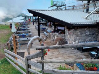 𝗙𝗶𝗲𝗺𝗺𝗲 𝗪𝗲𝗹𝗰𝗼𝗺𝗲 𝗠𝗮𝗴𝗮𝘇𝗶𝗻𝗲 - 𝘌𝘴𝘵𝘢𝘵𝘦 𝟤𝟢𝟤𝟨
.
.
Al Rifugio Agnello, la cucina di famiglia e la bellezza delle vette si intrecciano in un'esperienza fatta di sapori e panorami alpini!
.
.
#fiemme #fiemmeper #fiemmefood #fiemmevalley #Summer2026 #dolomiti #dolomitiunesco #dolomitimountains #dolomiti_emotions #discover #mountainscape #wow
