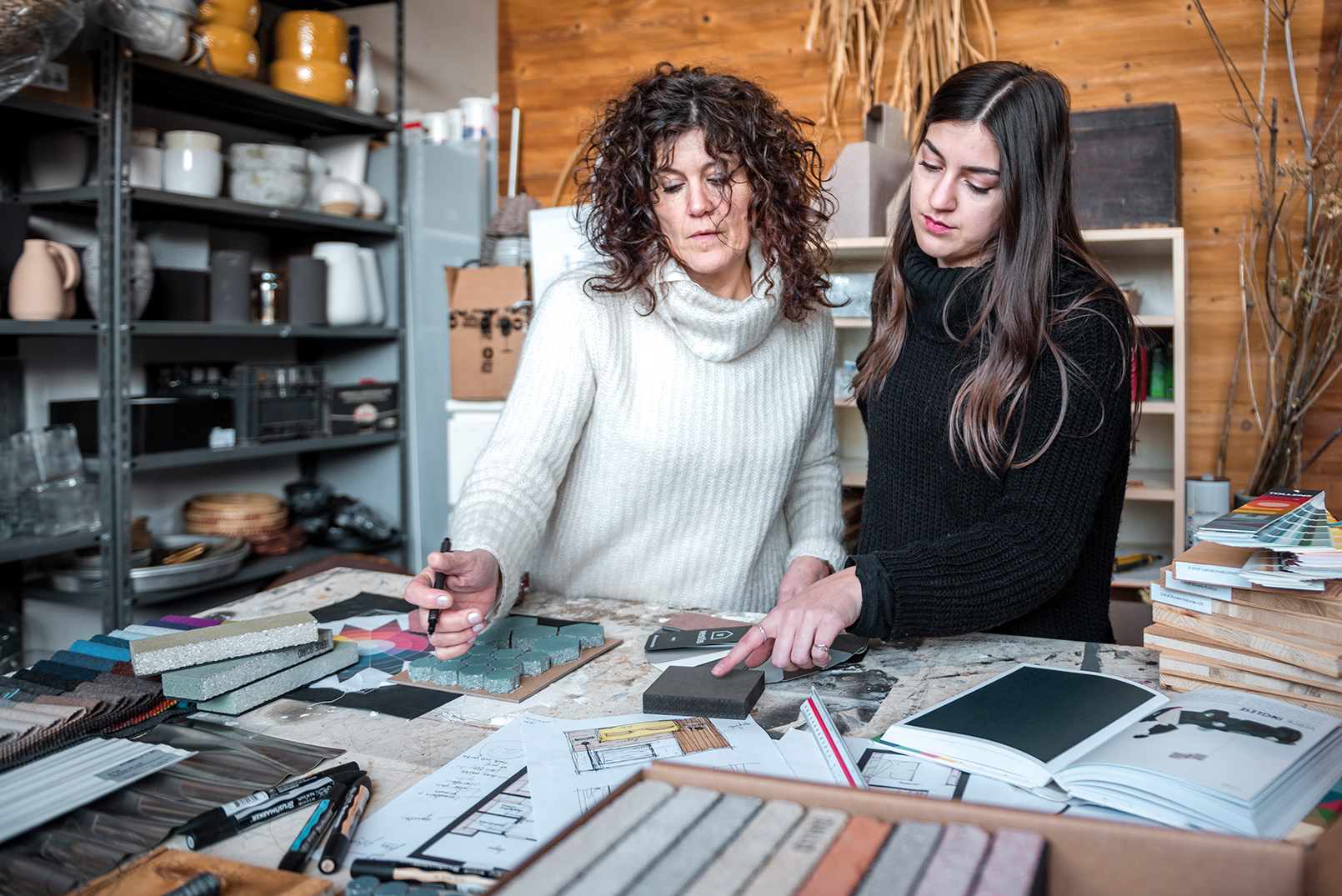 edizioni_filo 𝗙𝗶𝗲𝗺𝗺𝗲 𝗪𝗲𝗹𝗰𝗼𝗺𝗲 𝗠𝗮𝗴𝗮𝘇𝗶𝗻𝗲 - 𝘐𝘯𝘷𝘦𝘳𝘯𝘰 𝟸𝟶𝟸𝟻
.
.
Le porte di Officina 1 si aprono su un mondo straordinario, fatto di artigianalità, passione e design nella sua forma più autentica. 
È un luogo di metamorfosi dove Alessia dà nuova vita ai materiali, trasformandoli in opere e soluzioni d’arredo su misura
@officina1.progettocreativo
.
.
.
#fwm #fiemmewelcomemagazine #valdifiemme
#fiemme #inverno2025 #natale2025 #vacanza #green
#emozioni #colori #avventura #gourmet #eventi
#cultura #sci #neve #mercatini #mercatinidinatale
#natale #food #holiday #christmas #trentino #altoadige
#greenlife #divertimento #cibo #relax #beauty
#shopping